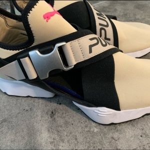 Super cute Puma sneakers